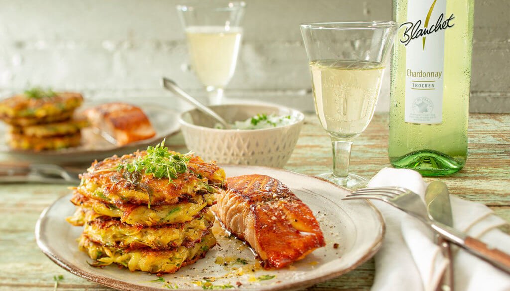 Spargel-Rösti mit Lachsfilet und Kräuterdip