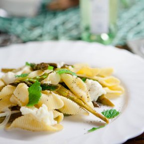 Pasta mit Spargel, Mozzarella, Zitrone und Minze