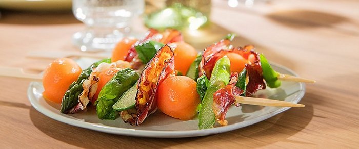 Spargel-Melonenspieße mit Speck