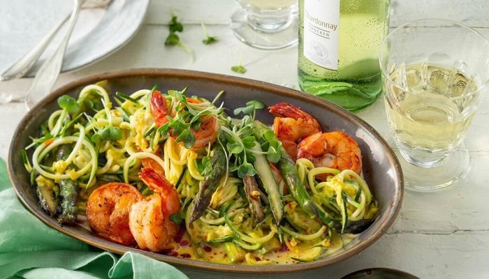 Zucchininudeln mit grünem Spargel und Garnelen