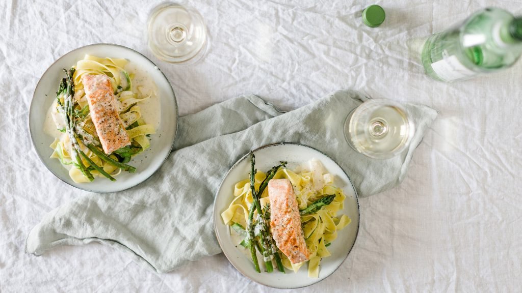 Pasta mit grünem Spargel und Lachs